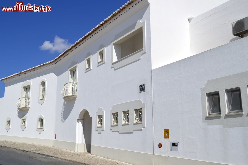 Immagine Una casa con intonaco bianco nel villaggio di Armacao de Pera, Portogallo.
