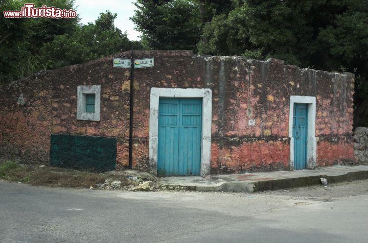 Immagine Casa d'angolo a Izamal, Messico. E' situata all'incrocio fra due strade del centro di Izamal  questa abitazione dalle porte e finestre azzurre - © Gerardo C.Lerner / Shutterstock.com