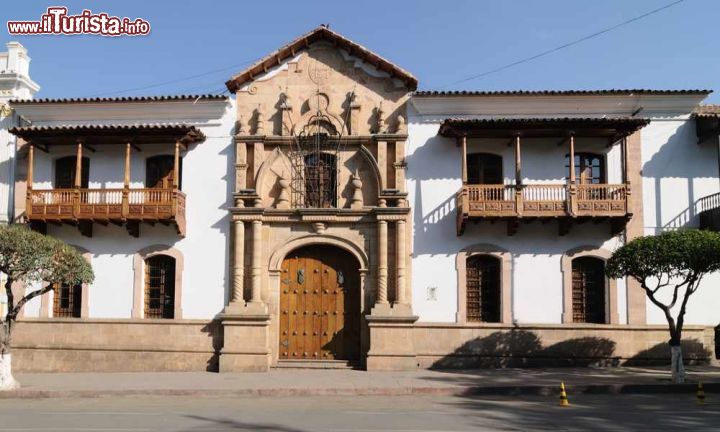 Immagine La facciata della Casa de la Libertad, il principale edificio storico di Sucre, dove fu firmata la dichiarazione d'indipendenza dell Bolivia nel 1825 - foto © Rafal Cichawa / Shutterstock