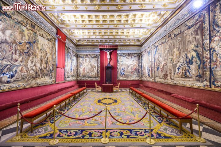 Immagine Casa del Capitolo a Segovia, Spagna - Tappeti, arazzi e soffitti finemente decorati per un altro degli edifici storici di Segovia, la Casa del Capitolo © Sean Pavone / Shutterstock.com