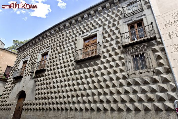 Immagine Casa de Los Picos a Segovia, Spagna - La sua facciata è ricoperta quasi completamente da pietre di granito tagliate a punta di diamante e sui balconi si trova lo stemma della famiglia della Hoz, proprietari dell'edificio. Attualmente sede della scuola d'arte cittadina nonchè sala per esposizioni, la Casa de Los Picos è caratterizzata anche da un bell'atrio e da un cortile decorati con piastrelle smaltate di Talavera che raffigurano diversi edifici di Segovia © ribeiroantonio / Shutterstock.com