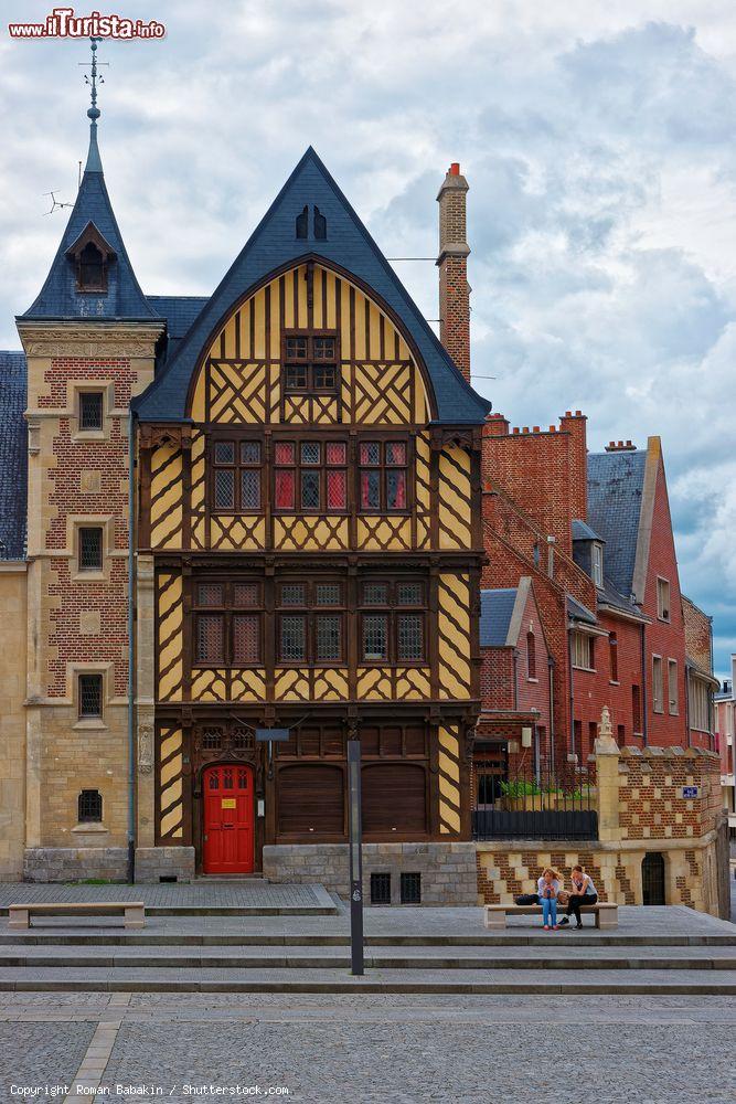 Immagine La Casa del Pellegrino nel centro di Amiens, Piccardia, Francia. Si trova di fronte alla maestosa cattedrale cittadina e accoglie associazioni culturali - © Roman Babakin / Shutterstock.com
