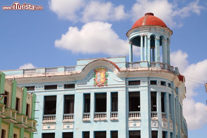 Immagine Palazzo storico a Camaguey, Cuba - Un antico edificio, sede della Casa della Cultura, nel cuore storico di Camaguey © Tupungato / Shutterstock.com