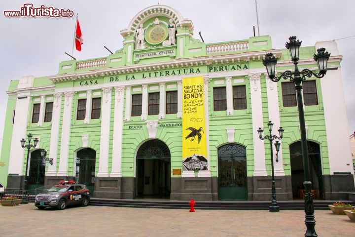 Immagine L'attuale edificio della Casa della Letteratura Peruviana di Lima (Perù). Il palazzo fu originariamente costruito come stazione ferroviaria nel 1912 - foto © Don Mammoser
 