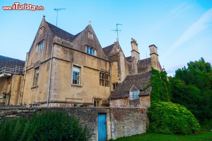 Immagine Casa di campagna storica a Bibury, Inghilterra - Circondata dai paesaggi delle dolci colline dei Cotswolds e dalle acque del fiume Coln, le abitazioni rurali di quest'angolo della contea del Gloucesterschire sono il fiore all'occhiello di Bibury © Christian Mueller / Shutterstock.com