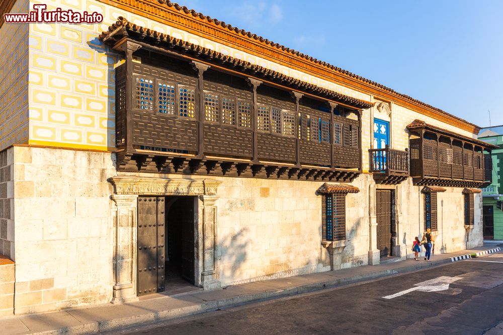 Immagine La casa di Don Diego Velàzquez sul Parque Céspedes di Santiago de Cuba è il più antico edificio del paese. Qui visse il conquistador e primo governatore di Cuba.