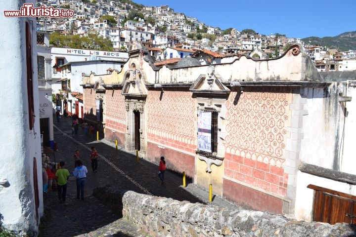 Immagine Casa Humboldt: all'interno di quest'antica abitazione coloniale nel centro di Taxco sorge oggi il Museo de Arte Virreinal, che ospita oggetti d'arte sacra. L'edificio è intitolato al naturalista tedesco Friedrich Heinrich Alexander Von Humboldt.