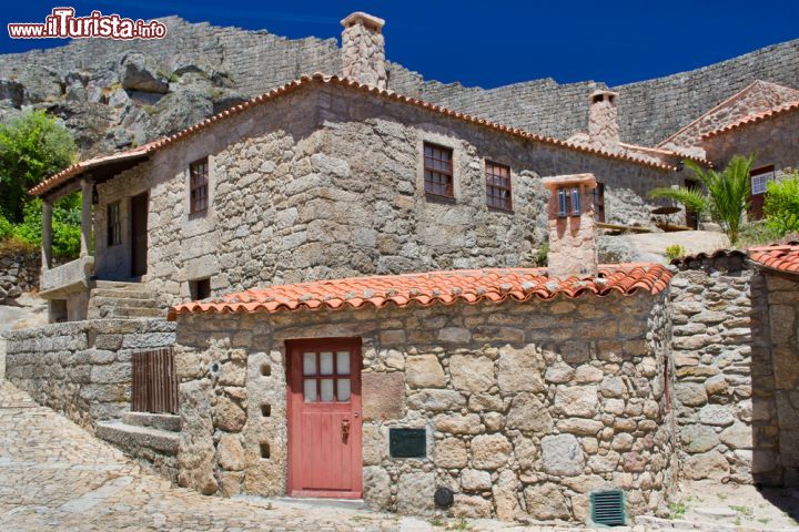 Immagine Casa a Sortelha, Portogallo - Sono costruite in granito le tipiche abitazioni che caratterizzano il borgo di Sortelha. Il nome di questa suggestiva località del Portogallo deriva dalla configurazione del terreno in scarpate rocciose che circondano il villaggio, linea difensiva tradizionale dei castelli frontalieri © Natalia Mylova / Shutterstock.com