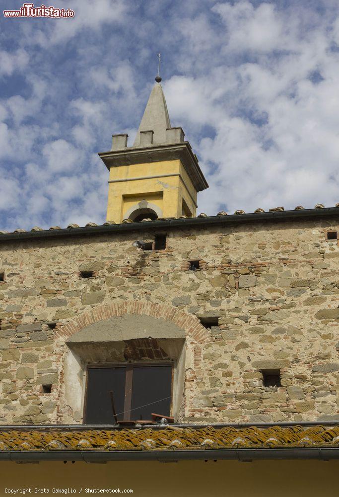 Immagine Casa in pietra e campanile nel centro di Lastra a Signa in Toscana - © Greta Gabaglio / Shutterstock.com