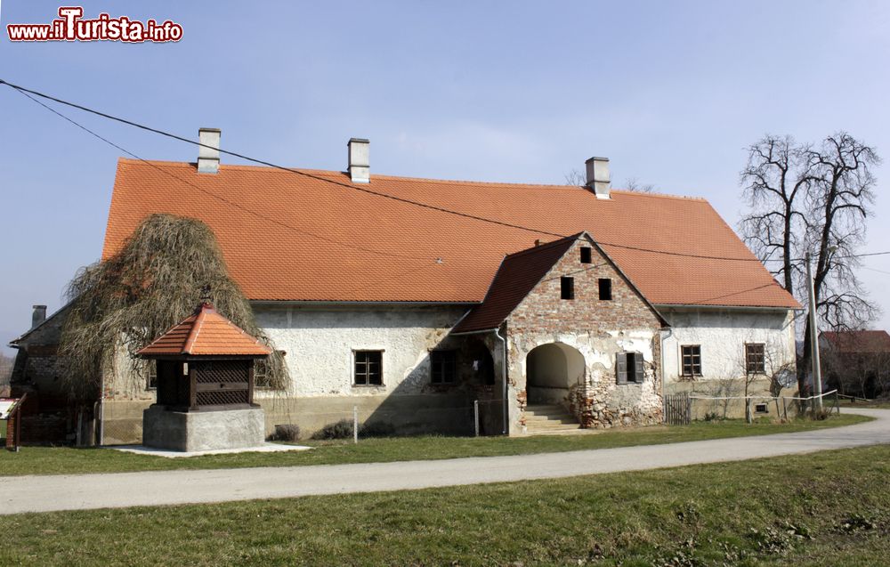 Immagine Casa in un villaggio della Slavonia, Croazia. Le principali risorse naturali di questa terra sono legate alla coltivazione di frumento e mais.