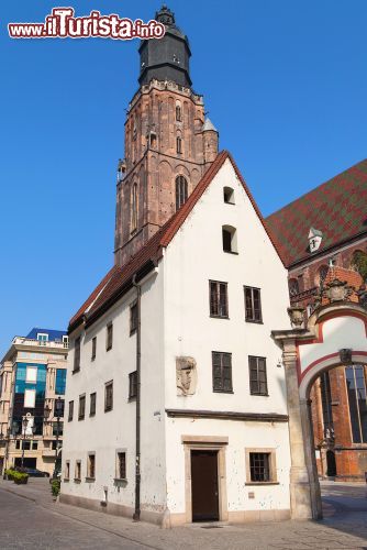 Immagine Jas House e chiesa di Santa Elisabetta a Wroclaw, Polonia - Una bella immagine della chiesetta dedicata a Santa Elisabetta e la Jas House nel cuore del centro storico di Breslavia © Santi Rodriguez / Shutterstock.com