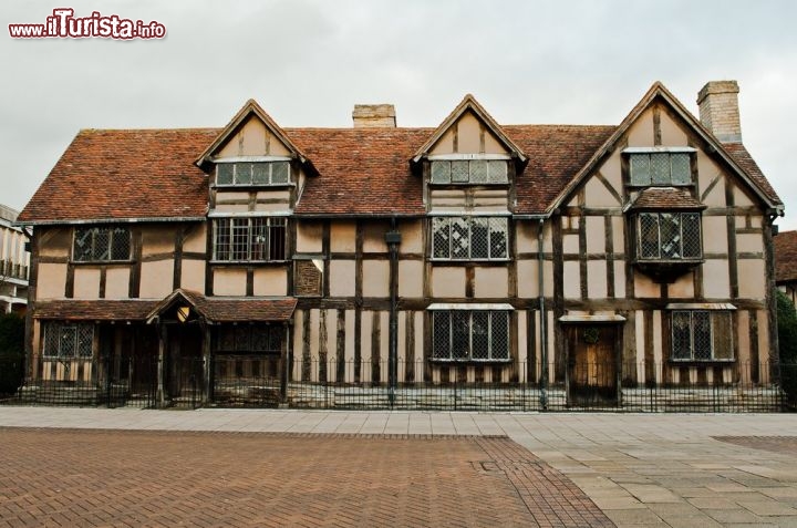 Immagine Casa natale di Shakespeare a Stratford-upon-Avon, Inghilterra - In questa bella casa a graticcio nel 1564 nacque il grande poeta inglese. L'esterno dell'edificio è una ricostruzione vittoriana realizzata fra il 1857 e il 1864 mentre l'interno dovrebbe essere decisamente più antico, probabilmente databile attorno alla metà del XVI° secolo © warasit phothisuk / Shutterstock.com