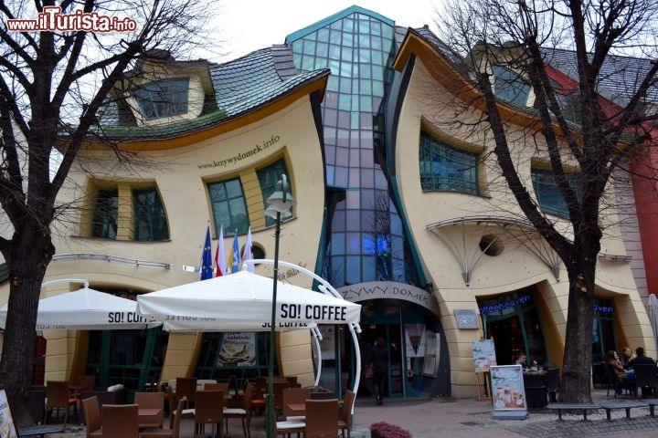 Immagine Casa Storta (Krzywy Domek), Sopot: sorge sulla Ul.Bohaterow Monte Cassino, la strada del passeggio e dello shopping di Sopot. La sua caratteristica forma l'ha resa oggi uno dei punti d'interesse principali e più fotografati della città.