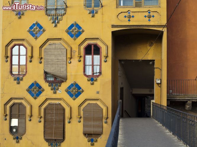 Immagine Un particolare di una casa che si affaccia sul fiume Onyar in corrispondenza del Pont d'en Gomez (detto anche "de la princesa") - foto © Aniks Tolk / Shutterstock.com