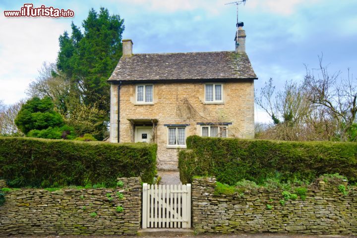 Immagine Una casa tipica del villaggio di Bibury, il borgo in pietra del sud-ovest inglese - © mubus7 / Shutterstock.com