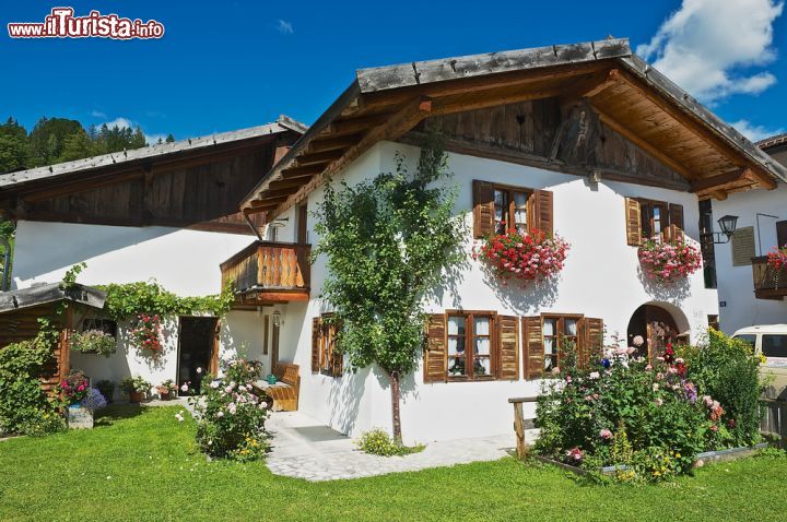 Immagine Una casa tradizionale bavarese nel borgo di Mittenwald, Germania - © Dmitry Chulov / Shutterstock.com