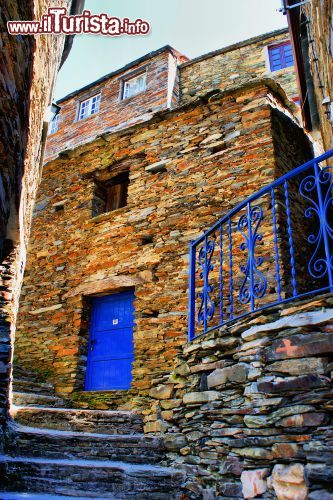 Immagine Casa tradizionale nel villaggio di Piodao, Portogallo - Una scalinata in salita nel vecchio borgo di Piodao: sulle strette viuzze si affacciano le tipiche abitazioni costruite in scisto © Vector99 / Shutterstock.com