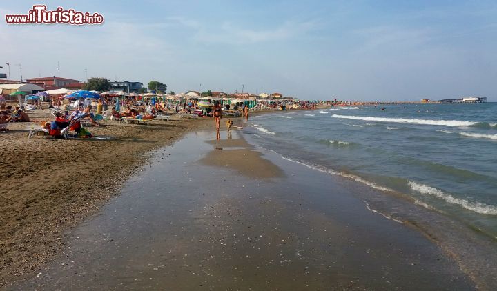 Immagine Casalborsetti: la spiaggia della cittadina romagnola sulla costa adriatica. È il lido più settentrionale della provincia di Ravenna.