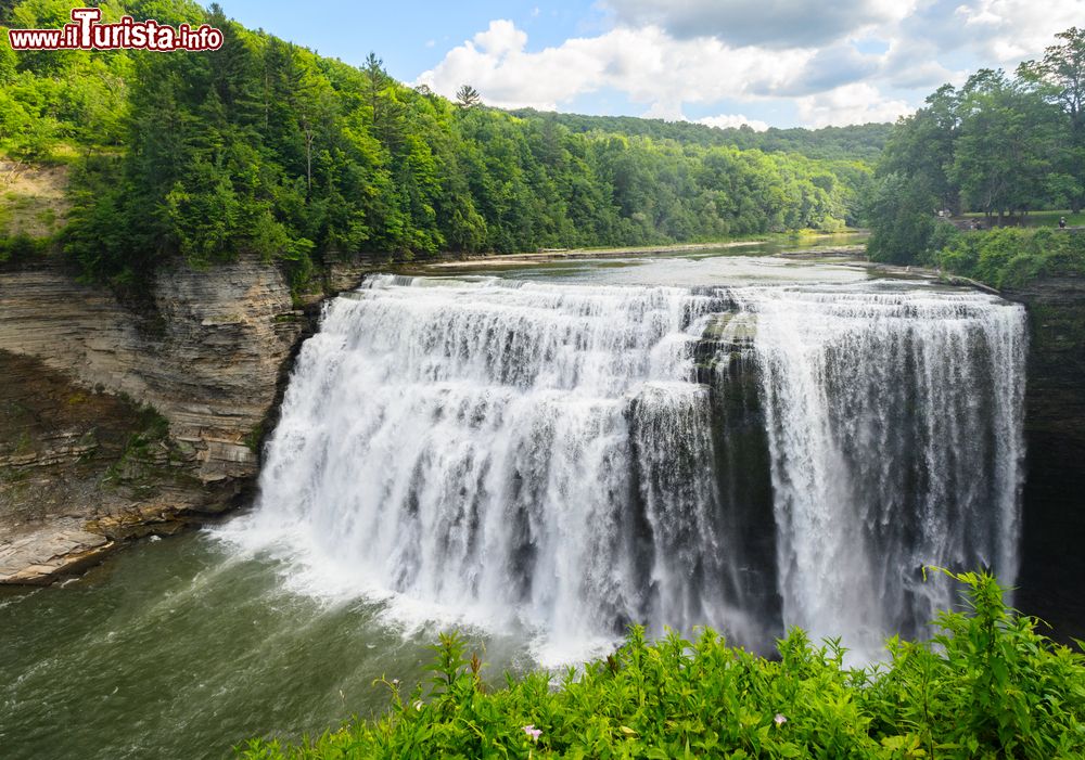 Immagine Cascata al Letchworth State Park nei pressi di Rochester, stato di New York (USA). Lungo circa 27 km, segue il fiume Genesee mentre scorre verso nord attraverso una gola profonda e diverse cascate di grandi dimensioni.