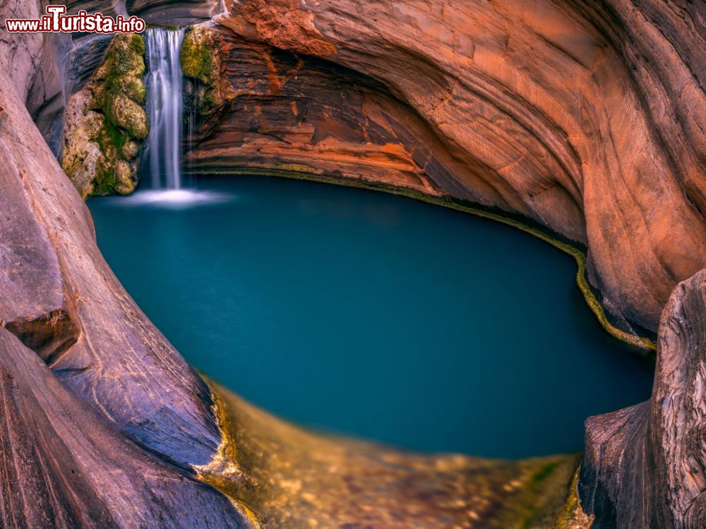 Immagine Cascata dentro alla Hamersley Gorge nel Karijini National Park - © Tourism Western Australia