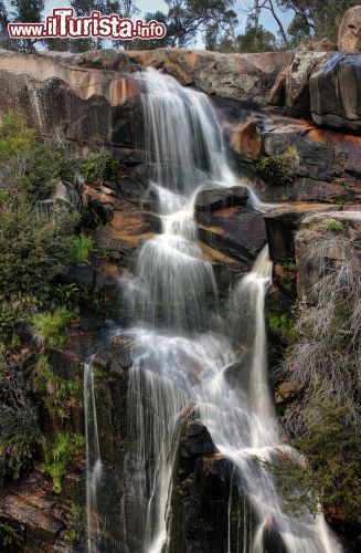 Immagine Cascata nei dintorni di Canberra, Australia - Anche la natura (o per meglio dire soprattutto la natura) in Australia ha un ruolo fondamentale. Sempre altissima l'attenzione per essa che si evince anche dai dettagli, come nel caso di questa cascata tenuta pulita e in perfetto stato, senza dare l'idea del minimo degrado ambientale, a discapito di tutto il mondo green di cui oggi si parla moltissimo - © Christopher Meder / Shutterstock.com