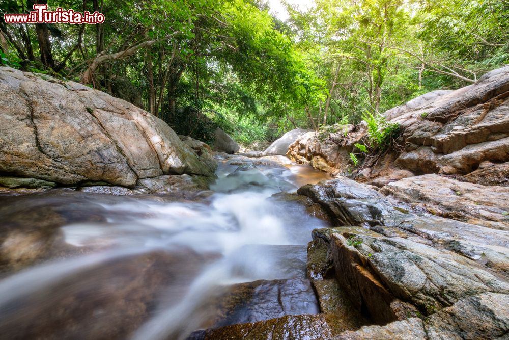 Immagine La cascata Huai Yang nella foretsa tropicale del National Park a Prachuap Khiri Khan (Thailandia).