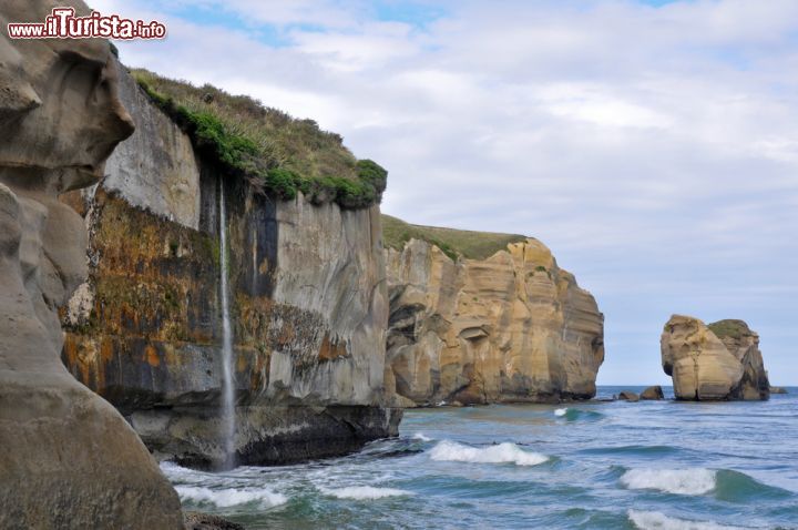 Immagine Cascata in mare a Tunnel Beach, Dunedin, penisola di Otago, Nuova Zelanda - © Noradoa / Shutterstock.com