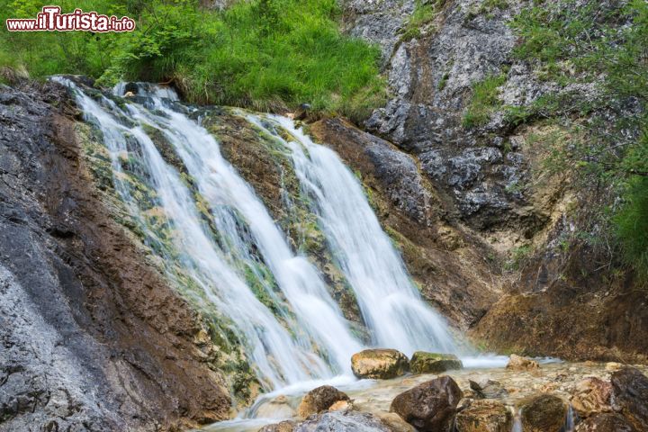 Immagine Una cascata nei pressi di Jenbach, Austria - la natura, a Jenbach, è l'assoluta protagonista. Questa bella località a una trentina di chilometri da Innsbruck, si trova totalmente immersa nelle montagne del Tirolo e a pochi chilometri dall'Achensee, il Lago di Costanza, nei pressi del quali si trova inoltre questa bellissima cascata.  - © Michael Thaler / Shutterstock.com