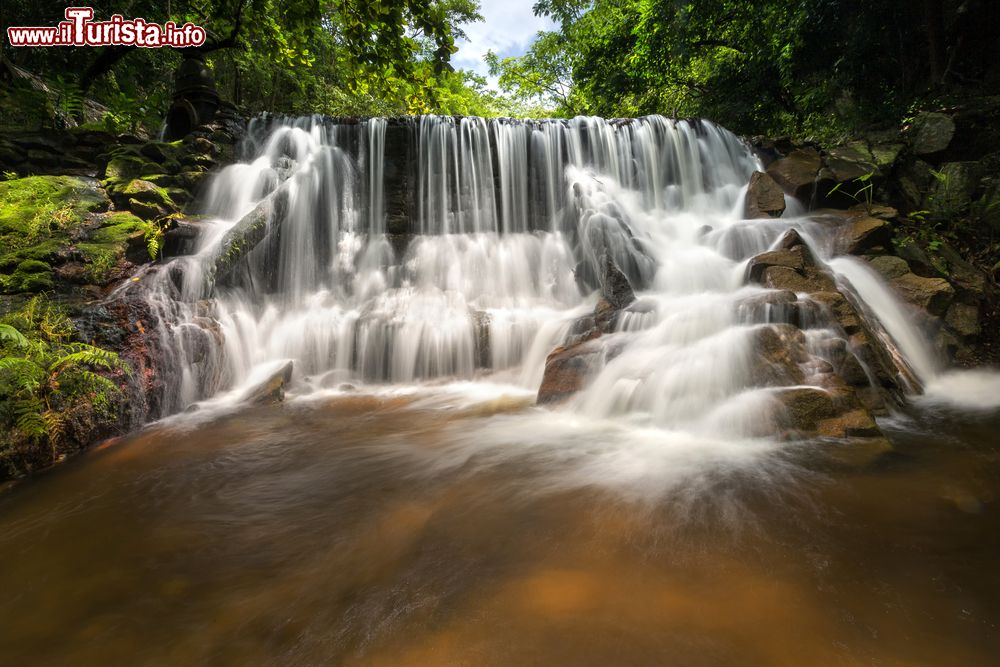 Immagine Cascata al Parco Nazionale di Huay Yang nella regione di Prachuap Khiri Khan, Thailandia. Siamo nella catena montuosa di Tanao Sri al confine con il Myanmar.