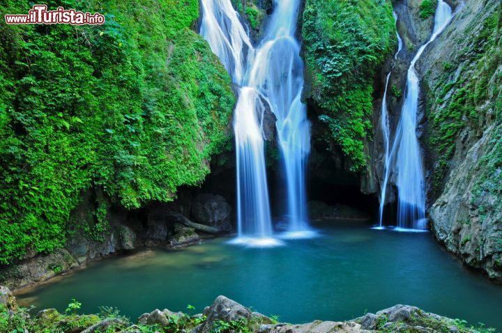 Immagine La Vega Grande: una grande cascata nel cuore di Cuba - La splendida cascata chiamata "Vega Grande", alta ben 75 metri, si trova a pochi chilometri dalla città di Trinidad, in particolare nel parco naturale Topes de Collantes, conosciuto per essere una meta prediletta da escursionisti e amanti del trekking.- © Richard Cavalleri / Shutterstock.com