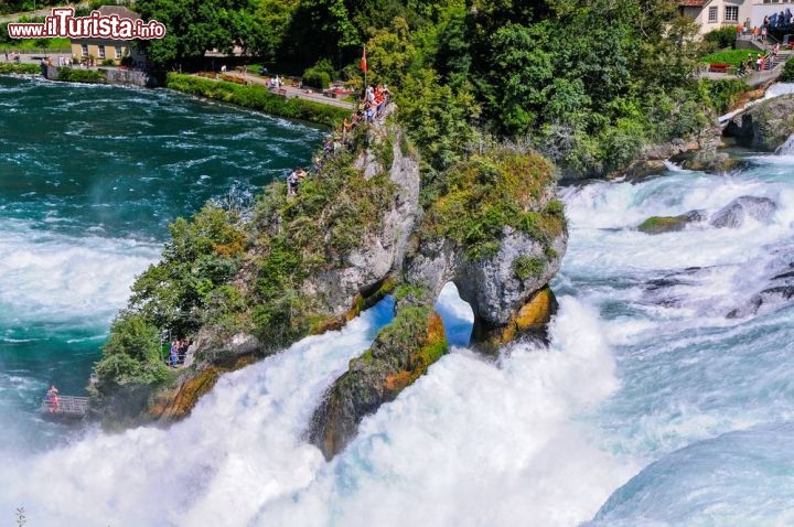 Immagine Punto di osservazione in mezzo alle Cascate di Schaffhausen. - ©  Richard Cavalleri / Shutterstock.com