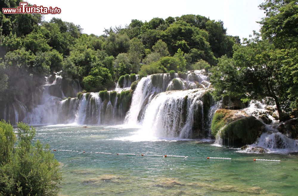 Immagine Cascate al Krka National Park di Skradin, Croazia. Situato lungo il fiume Cherca nella Croazia meridionale, è noto per le sue 7 cascate.