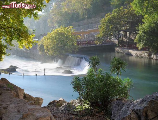 Immagine Le cascate del fiume Buna a Blagaj, in Bosnia-Erzegovina - una cascata creata dal fiume Buna, poco dopo la sua bellissima sorgente, situata di fianco al monastero derviscio. Questa sorgente carsica  è considerata tra le più grandi d'Europa. - © Melica / Shutterstock.com