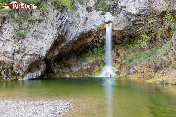 Immagine Cascate di Drimonas a Eubea, Grecia - Uno splendido scorcio panoramico delle cascate che alimentano l'omonimo lago di Drimonas © Lefteris Papaulakis / Shutterstock.com