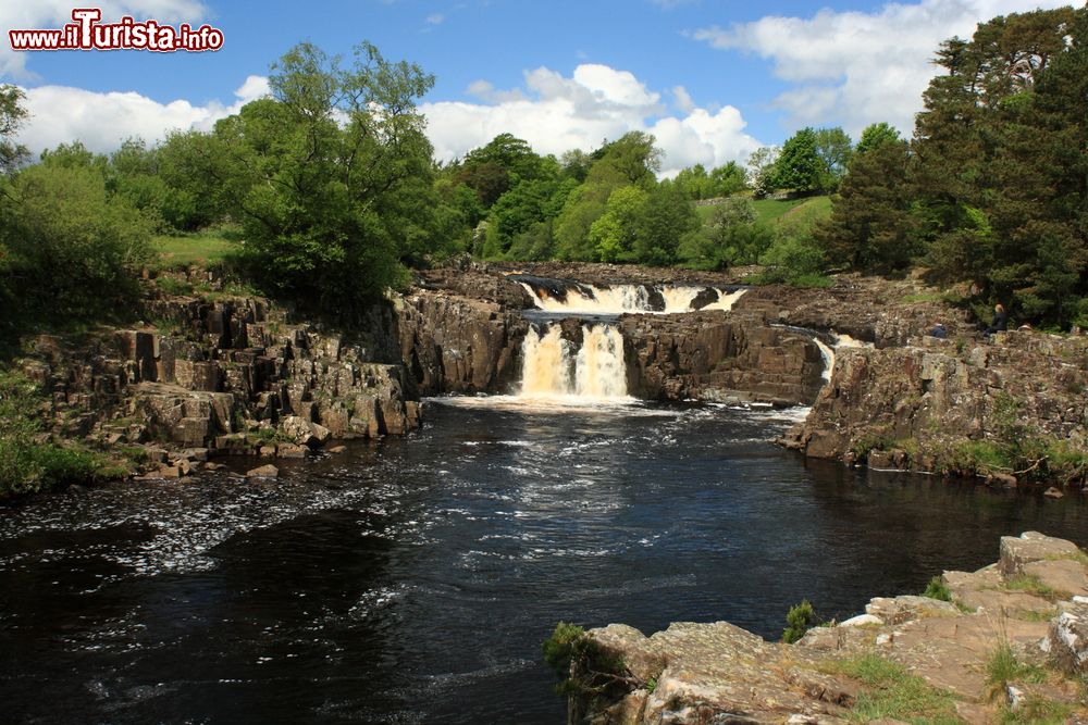 Immagine Cascate di Low Force nei pressi di Durham, Inghilterra. Siamo lungo il fiume Tees nella bellissima Upper Teesdale.