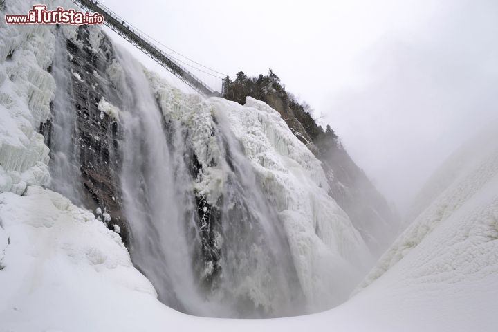 Immagine Montmorency Falls Park, queste cascate alte 83 metri (30 m più alte di quelle del Niagara,) d'inverno diventano uno spettacolo semi ghiacciato. In alto scorre una passarella spettacolare per magniche viste panoramiche.