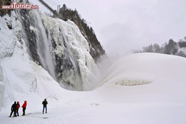 Immagine A soli 12km da Quebec City le Cascate Montmorency, molto frequentate in inverno da bambini che amano scivolare sul panettone di ghiaccio e neve che si forma alla sua base e scalatori delle pareti ghiacciate. I ragazzi della foto stanno camminando sulla superficie ghiacciata del fiume, proprio sotto alla cascata. In inverno il paesaggio cambia completamente rispetto all'estate e le pareti di ghiaccio diventano ideali per l'arrampicata.