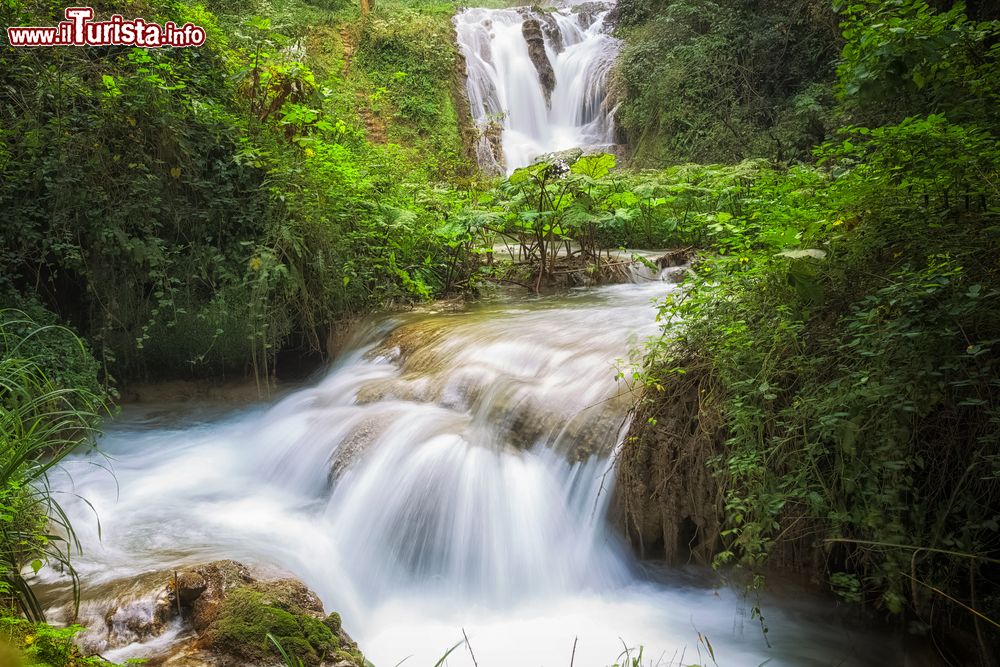 Immagine Cascate nella Villa Gregoriana di Tivoli, provincia di Roma, Lazio. Quest'area naturale di grande valore storico e paesaggistico si trova a Tivoli, nella valle scoscesa fra la sponda destra dell'Aniene e l'antica acropoli romana. Ospita diverse cascate.