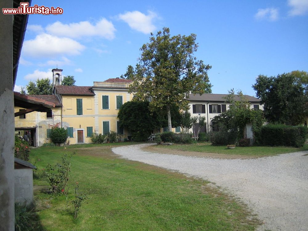 Immagine Cascina Poiago nel comune di Carpiano in Lombardia - © Gabriele Bellotti - CC BY 2.0, Wikipedia