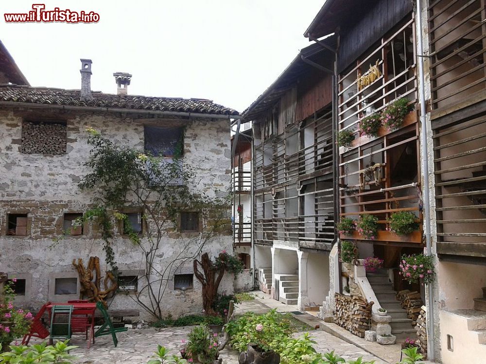 Immagine Case a ballatoio ad Andreis, piccolo borgo del Friuli Venezia Giulia - © Vid395 - CC BY-SA 4.0, Wikipedia
