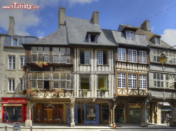 Immagine Le tipiche case a graticcio nel centro storico di Dinan. Alcune di queste sono oggi state trasformate in bar e ristoranti - foto © Pecold / Shutterstock.com