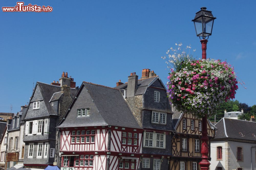 Immagine Case a graticcio nel centro storico di Morlaix, Bretagna, Francia: in questo grazioso borgo medievale se ne contano oltre 150  che, assieme agli edifici a lanterna, creano uno spettacolare patrimonio architettonico.