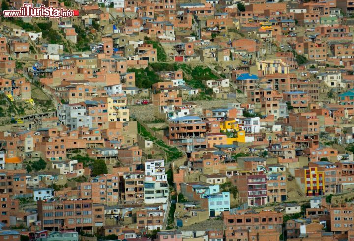 Immagine Sfondo di case a La Paz, Bolivia. Si stimano in oltre 2,3 milioni gli abitanti dell'area metropolitana di La Paz, capitale alla più elevata altitudine del mondo - © javarman / Shutterstock.com