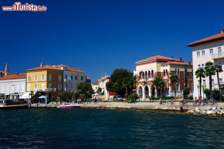 Immagine Case a Porec, Croazia. Alcuni degli edifici di questa cittadina istriana che mostra ancora oggi la struttura del castrum romano - © Alex Ivanov / Shutterstock.com