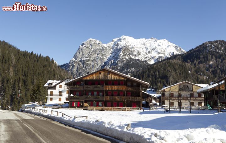 Immagine Case a Sappada, Veneto - Un tipico esempio di architettura di Sappada con le abitazioni costruite in legno o con basamento in muratura su cui viene poi sovrapposta la parte lignea © posztos / Shutterstock.com