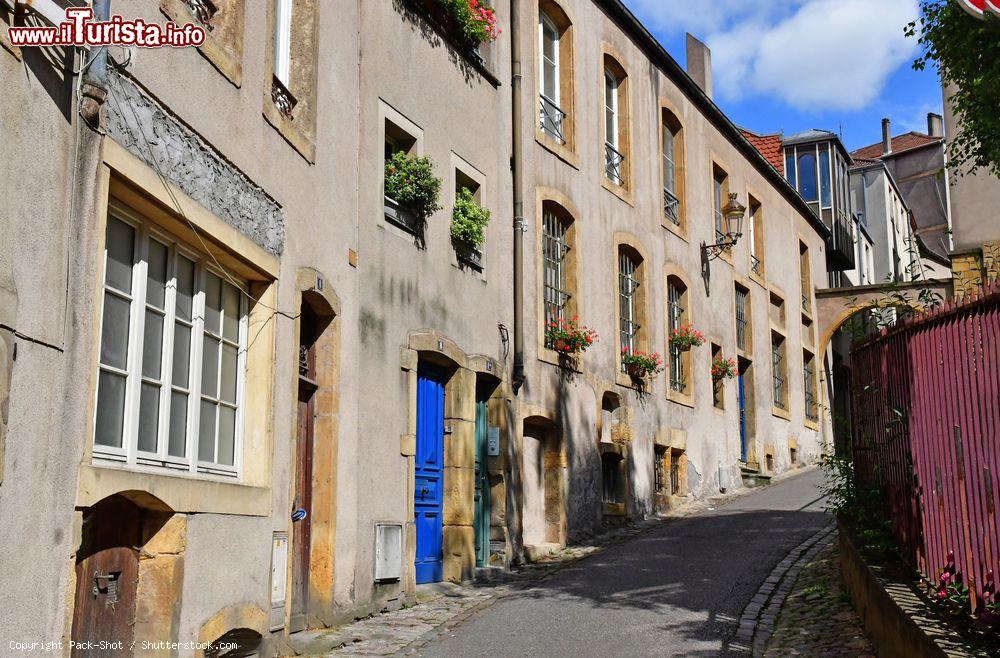 Immagine Case affacciate su una stradina in salita nel centro di Metz, Francia - © Pack-Shot / Shutterstock.com