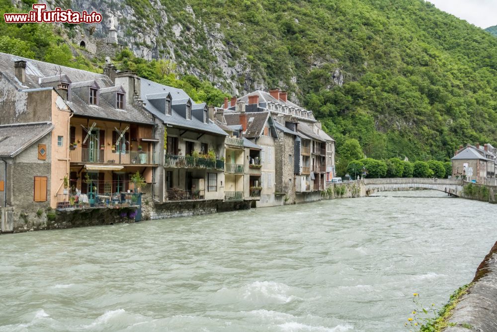 Immagine Case affacciate sul fiume nel villaggio di Saint Beat vicino a Bagneres-de-Luchon (Francia).