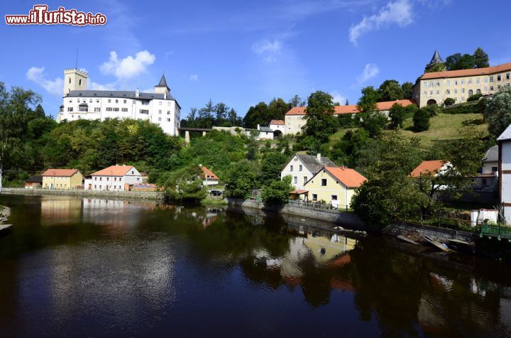 Immagine Case affacciate sul fiume Vltava a Rozmberk nad Vltavou, Repubblica Ceca. Si rispecchiano nelle acque della Moldava, con le loro facciate dai colori chiari, le belle dimore dei cittadini di Rozmberk