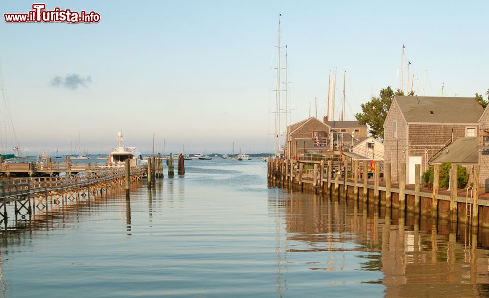 Immagine Case affacciate sull'Atlantico a Nantucket, Massachusetts, al tramonto.