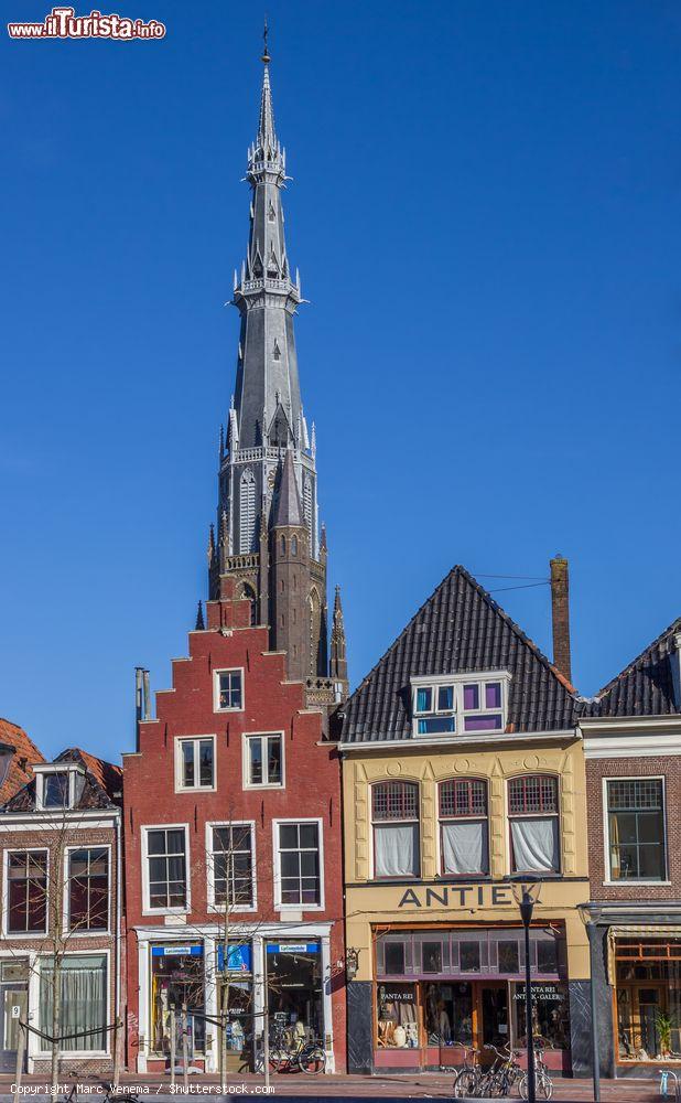 Immagine Case antiche con la torre della chiesa di San Bonifacio a Leeuwarden, Paesi Bassi.  - © Marc Venema / Shutterstock.com